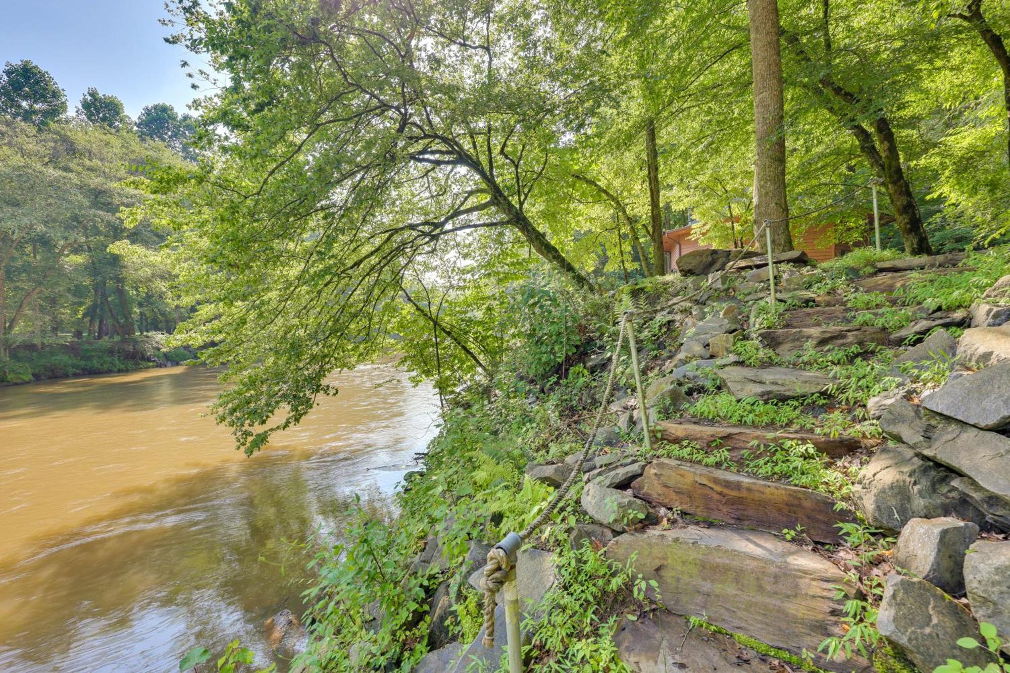 Riverfront Ellijay Cabin With Deck And Pool Access! Εξωτερικό φωτογραφία